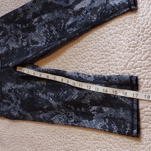 Alo Yoga XS Capri Snakeskin Print Leggings - Picture 4 of 13